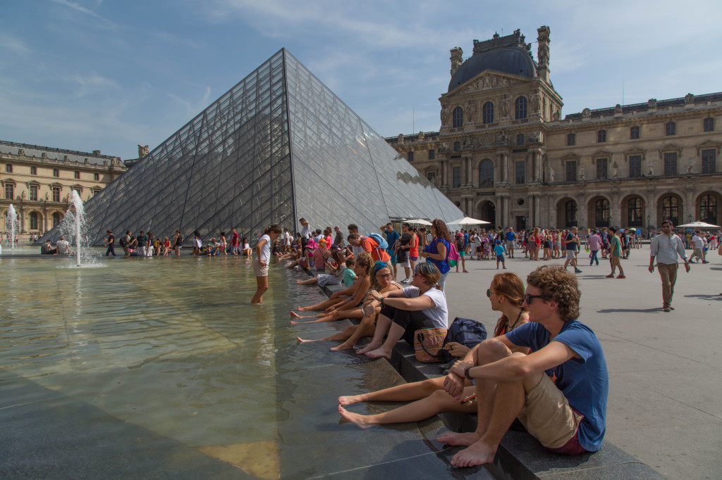 Cooling feet at Musée du Louvre.